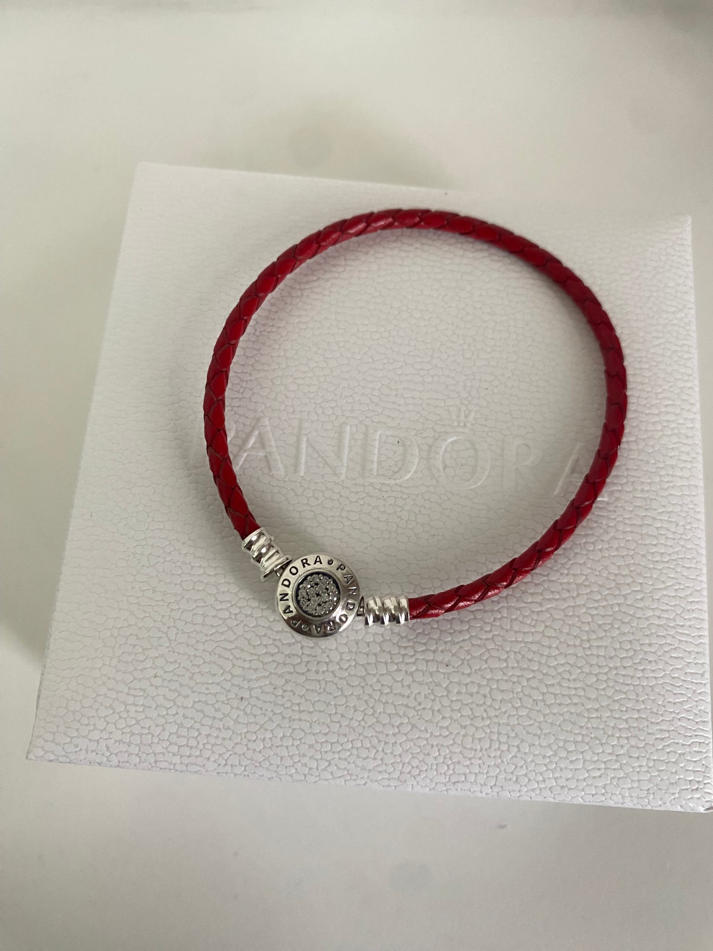 Pulsera de cuero rojo logo