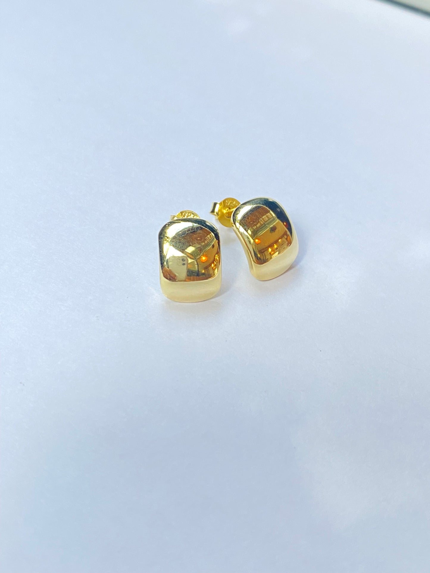 Aretes cuadrados dorados