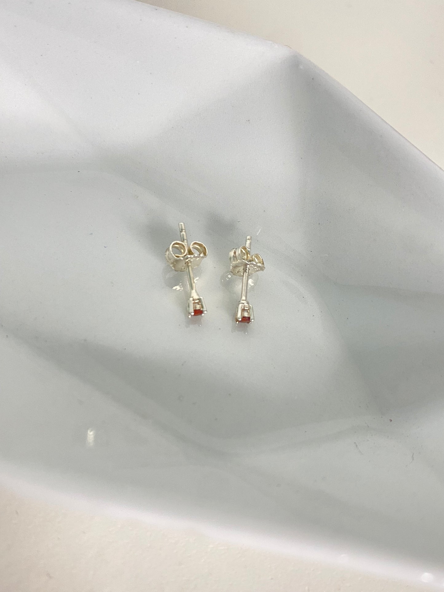 Aretes pequeños puntos rojos