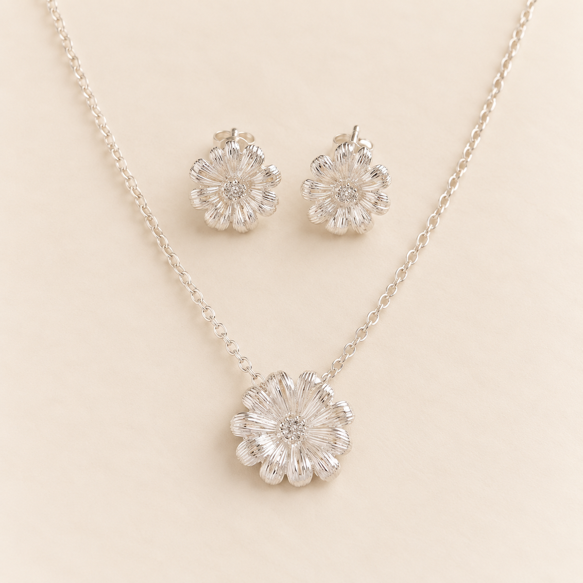 Juego de Collar y aretes Flor Plateada
