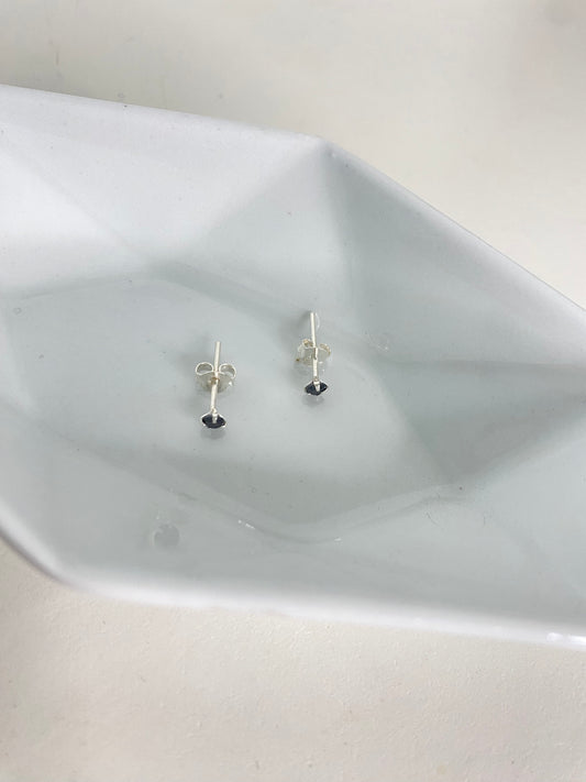 Aretes puntos negros