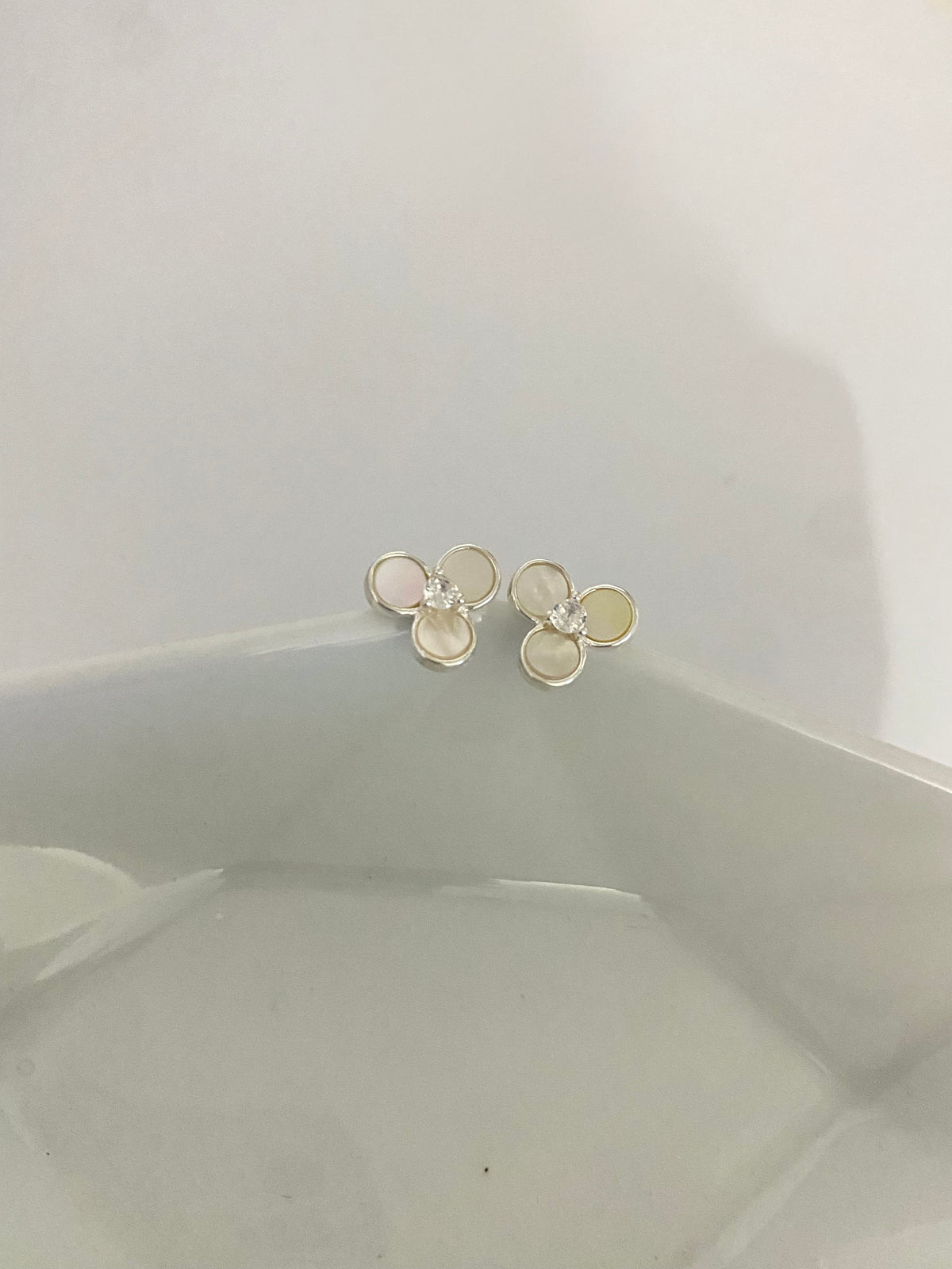 Aretes Florales Nácar