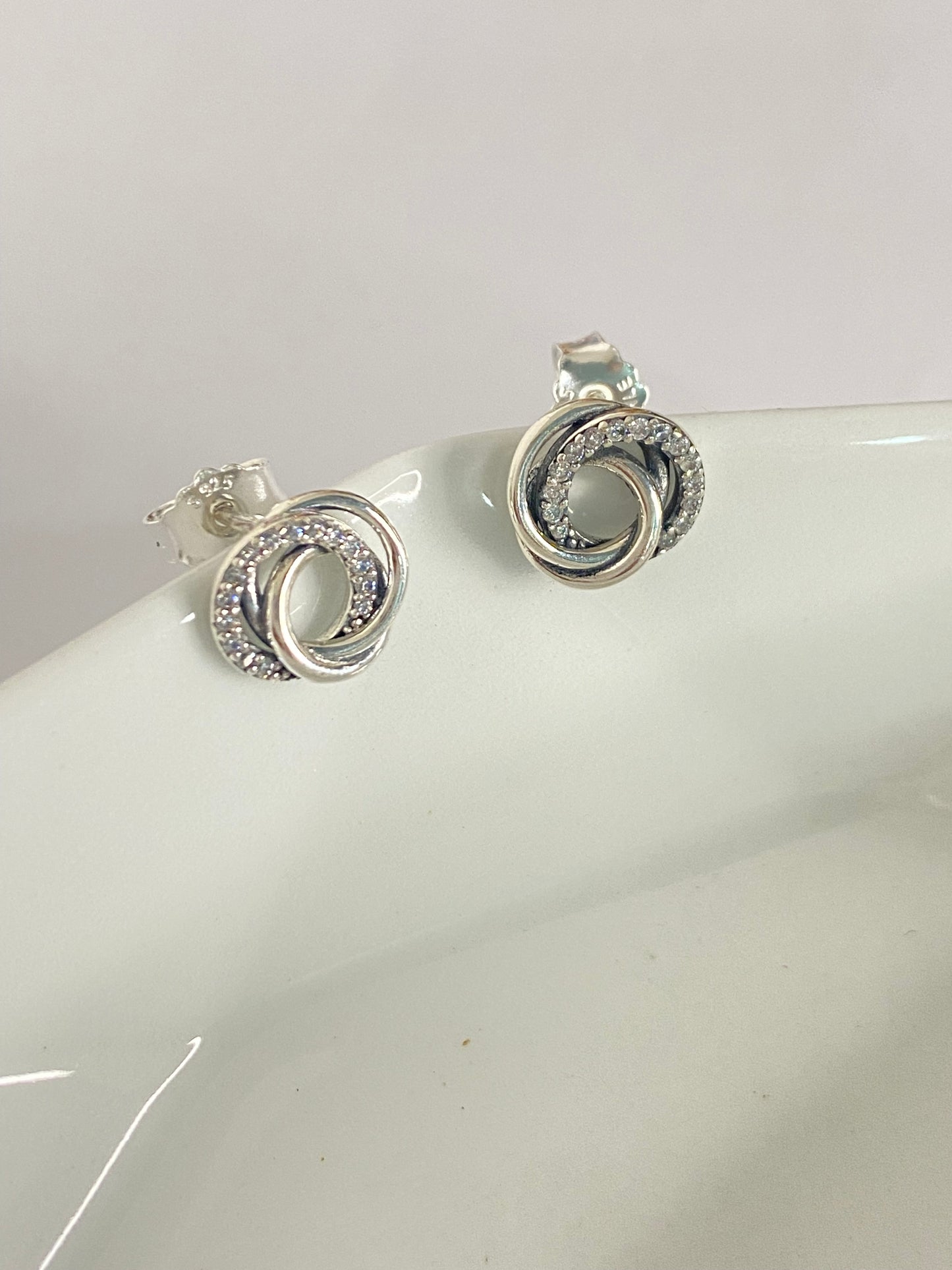 Aretes círculos entrelazados