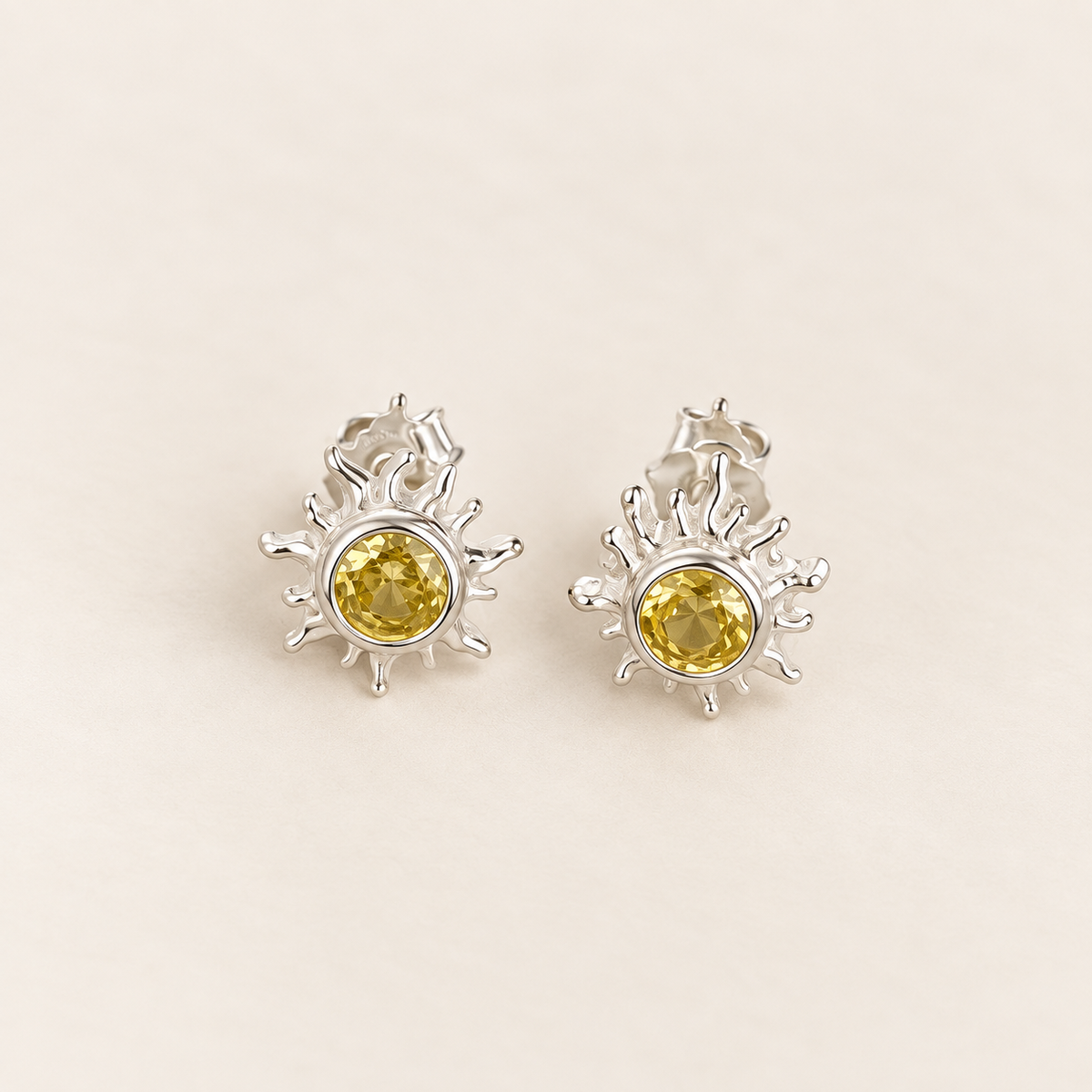 Aretes Sol Dorado – Plata 925 ☀️