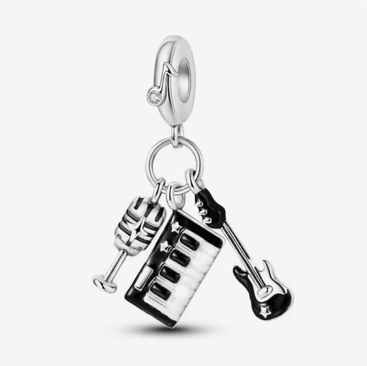 Charm guitarra, piano y micrófono
