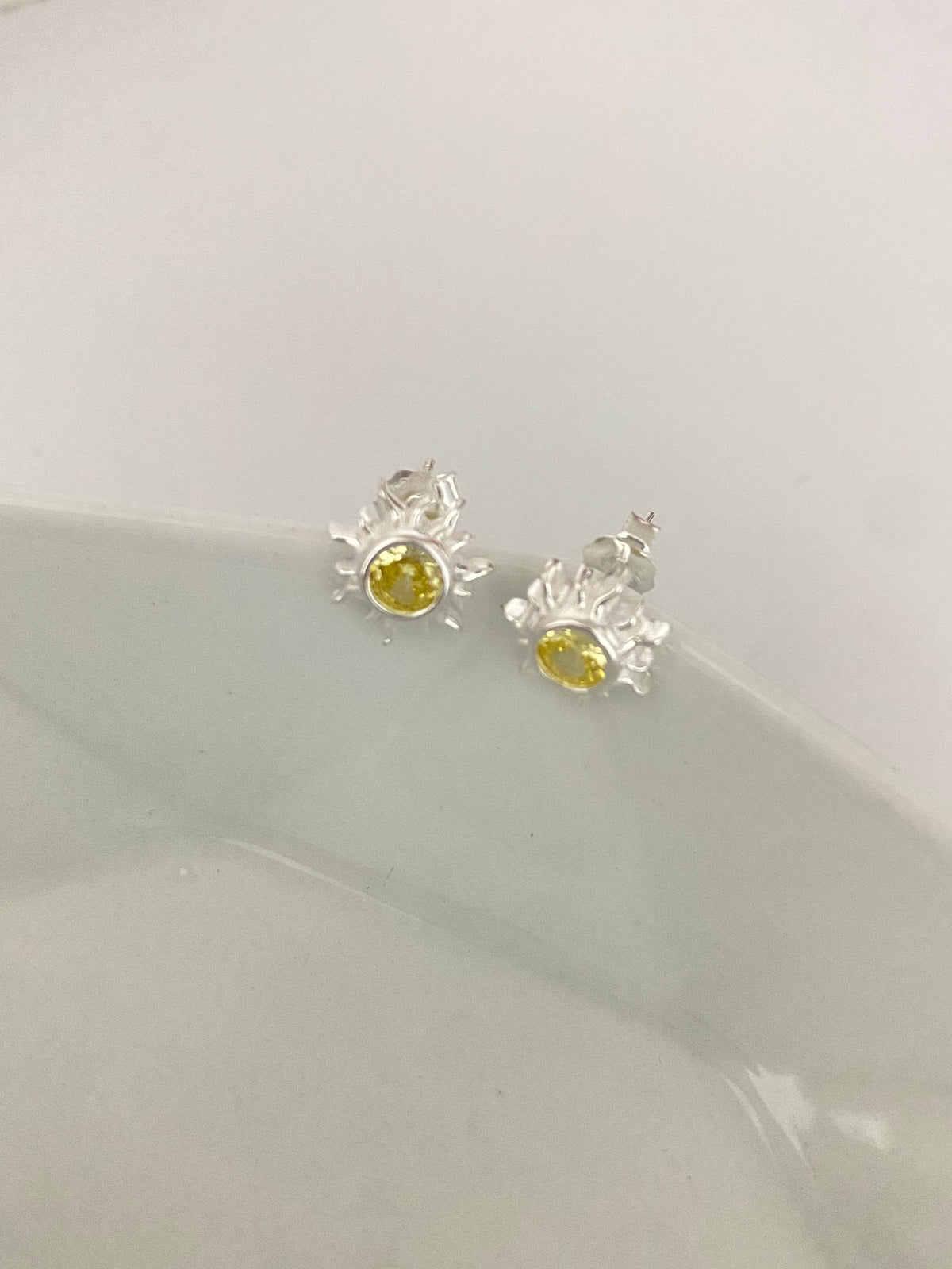 Aretes Sol Dorado – Plata 925 ☀️