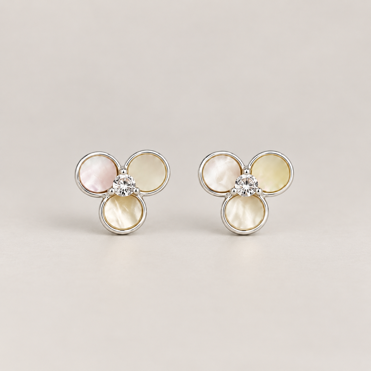 Aretes Florales Nácar