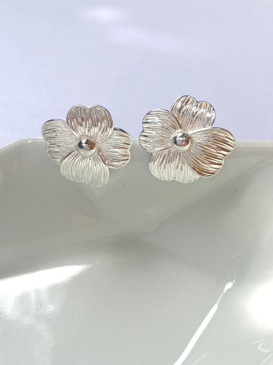 Aretes Flores plateadas