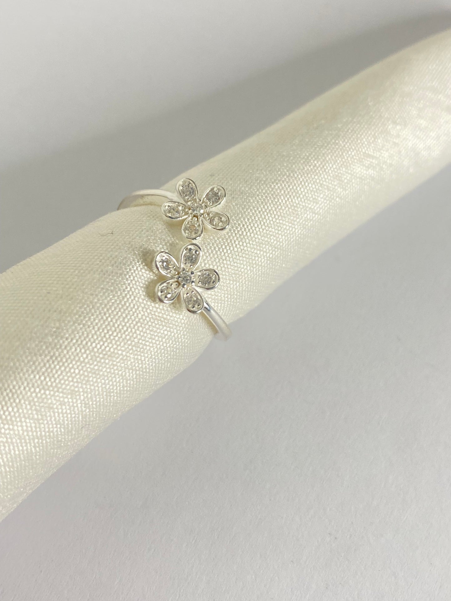 Anillo flores entrelazadas