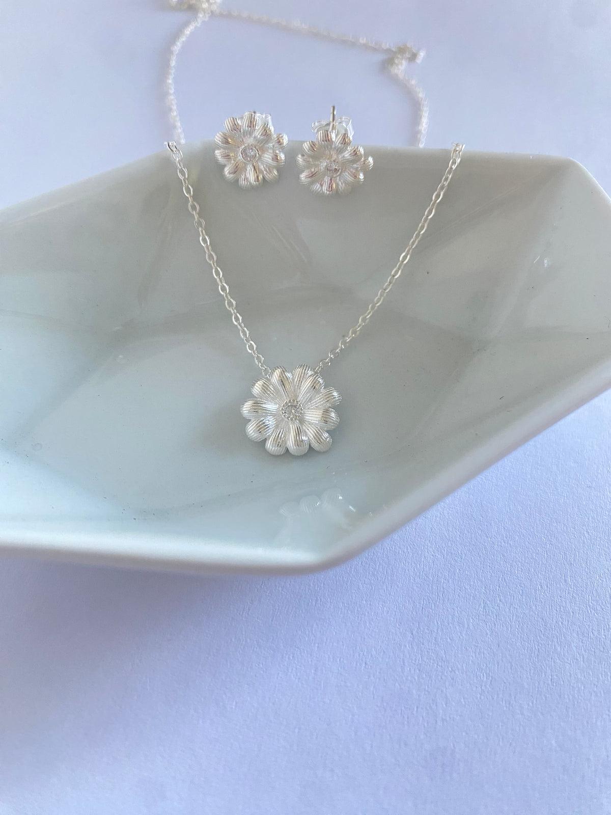 Juego de Collar y aretes Flor Plateada
