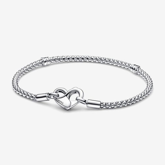 Pulsera plata con broche corazón pico loro